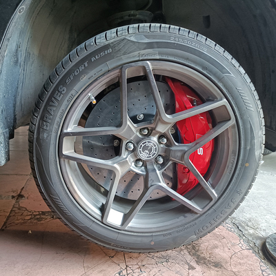 Honda UR-V-এর জন্য গাড়ির পরিবর্তন 10 পিস্টন ব্রেক ক্যালিপার কার্বন সিরামিক ডিস্ক